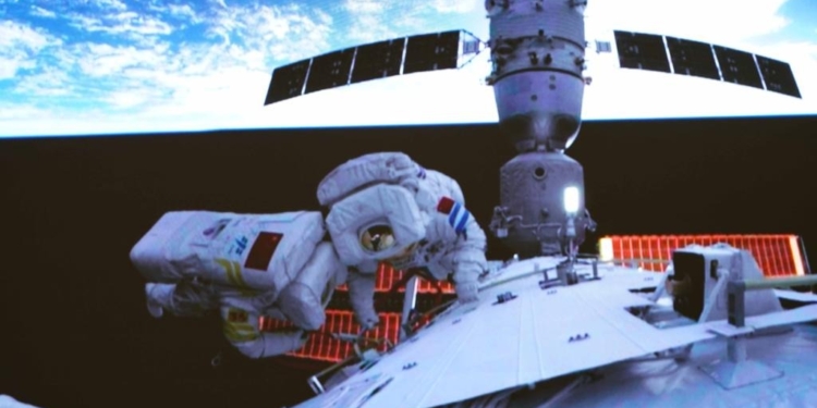 Китайские космонавты миссии «Шэньчжоу-14» завершили внекорабельную деятельность