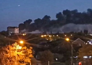 На жилой массив в Ейске упал военный самолет. 13 человек погибли