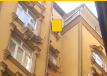 В Душанбе девушка пыталась броситься с 9 этажа. Ее спасли