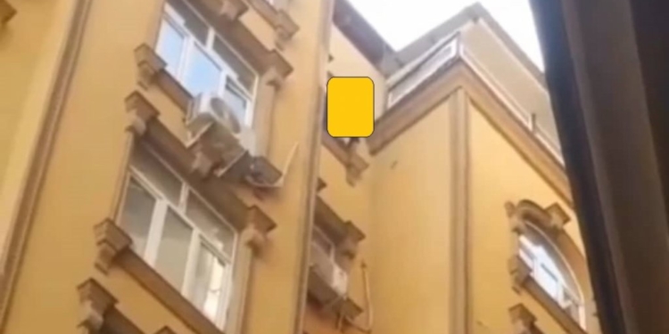В Душанбе девушка пыталась броситься с 9 этажа. Ее спасли