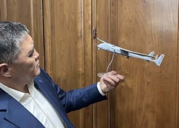 Камчыбек Ташиев сфотографировался с макетом беспилотника Aksungur