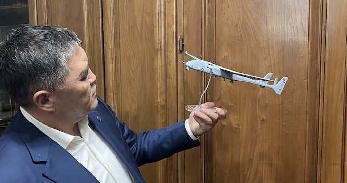 Камчыбек Ташиев сфотографировался с макетом беспилотника Aksungur