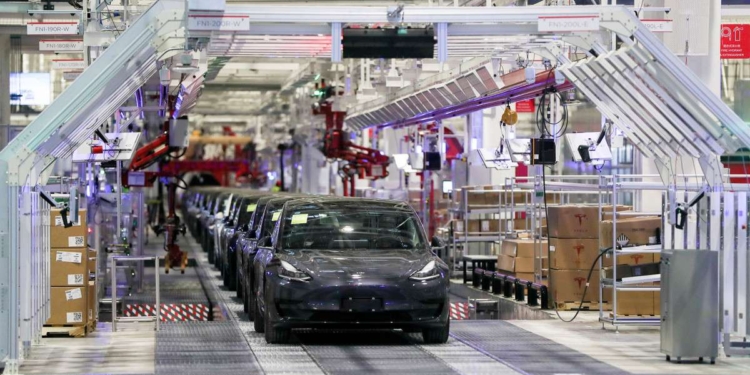 За первые 10 месяцев 2022 года завод Tesla в Шанхае поставил более 550 тыс. электрокаров
