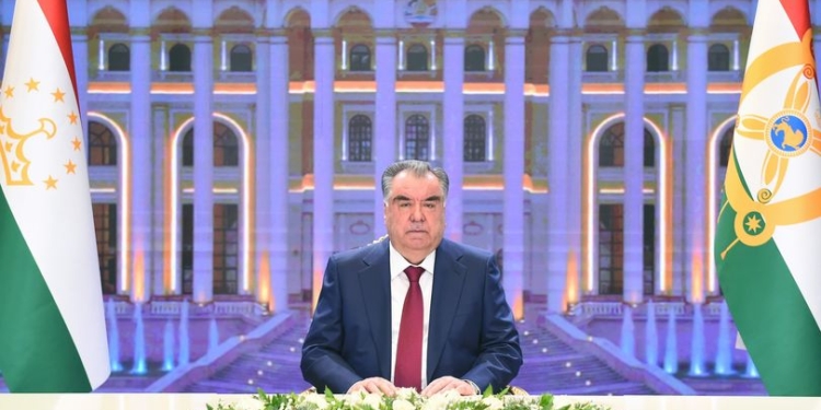 Президент поздравил таджикистанцев по случаю наступления Нового года
