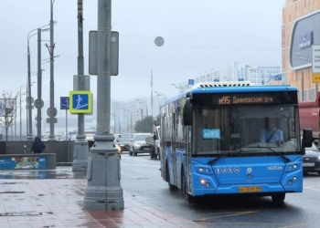 В Москве из автобусов убрали призывы к мигрантам вступать в российскую армию
