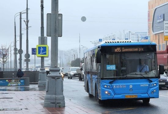 В Москве из автобусов убрали призывы к мигрантам вступать в российскую армию