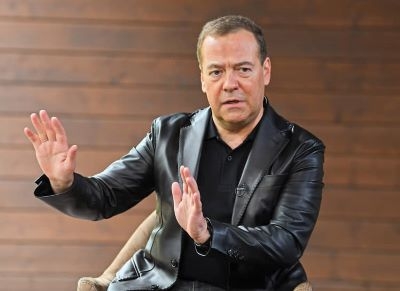 Медведев предложил не пускать «предателей» в Россию и лишить их заработка
