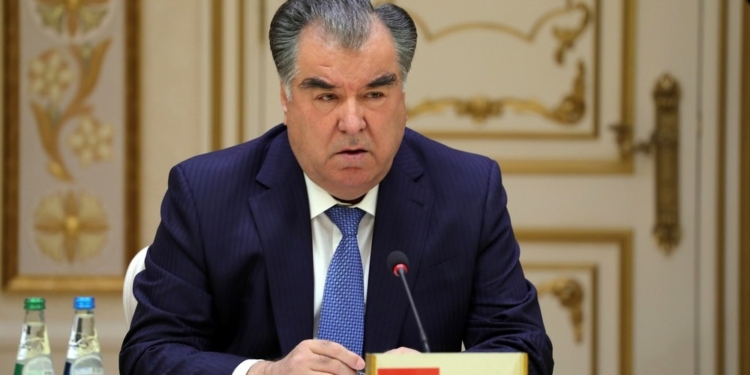 Эмомали Рахмон выразил соболезнования президенту Непала в связи с крушением самолета