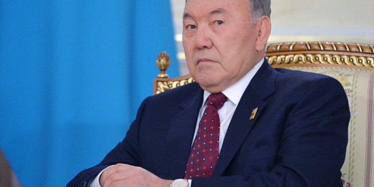 Нурсултана Назарбаева лишили статуса почетного сенатора Казахстана