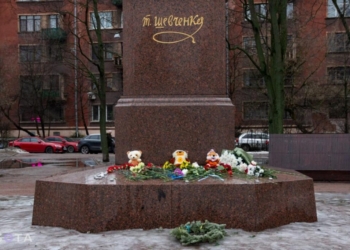 В России появляются стихийные мемориалы в память о жертвах ракетного удара в Днепре