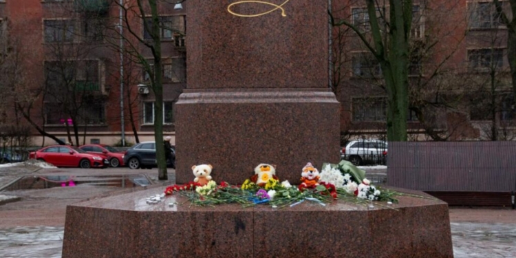 В России появляются стихийные мемориалы в память о жертвах ракетного удара в Днепре