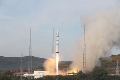 Китай запустил в космос три новых спутника