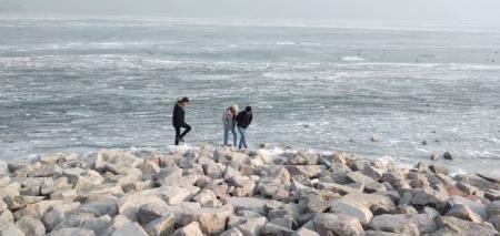 КЧС рекомендует населению воздержаться от выхода на обледеневшее «Таджикское море»