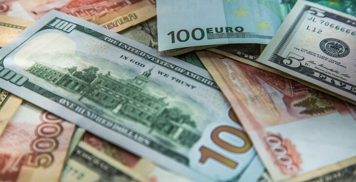 Курс сомони продолжает снижаться по отношению к Доллару и Евро