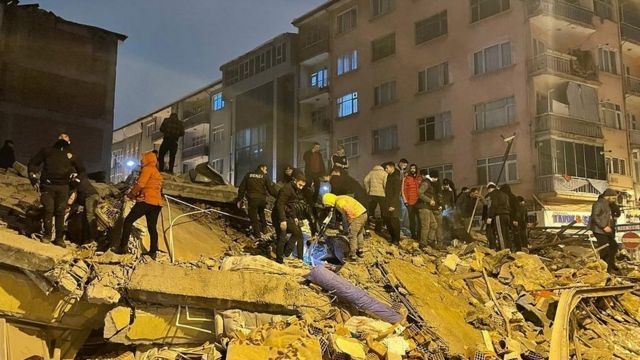 Число жертв землетрясения в Турции и Сирии растет. СМИ пишут о свыше 300 погибших