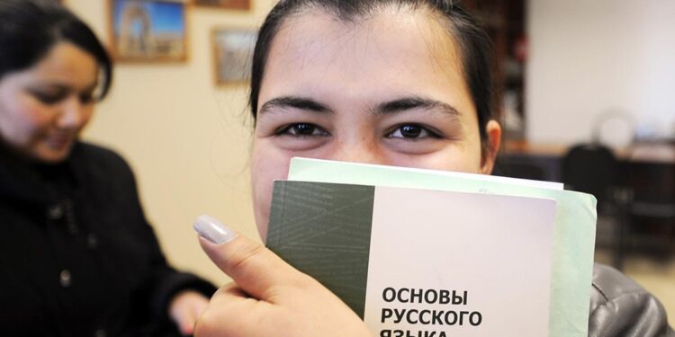 В России предложили стимулировать мигрантов учить русский язык скидкой на НДФЛ