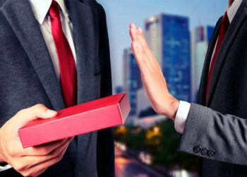 В Узбекистане для госслужащих утверждены правила принятия подарков