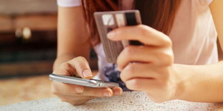 Жительница Душанбе больше года не может получить оплаченный ею спальный гарнитур