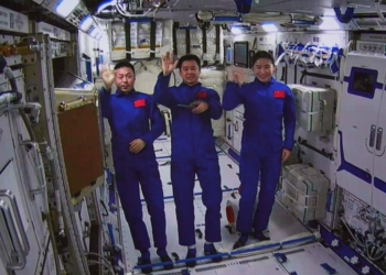 Три члена экипажа пилотируемого космического корабля «Шэньчжоу-14» были награждены медалями