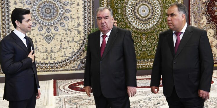Президент Таджикистана сдал в эксплуатацию цех по производству узорчатого ковролина в Гулистоне