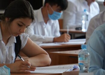 В отдаленных районах Таджикистана начали действовать передвижные пункты регистрации для выпускников школ