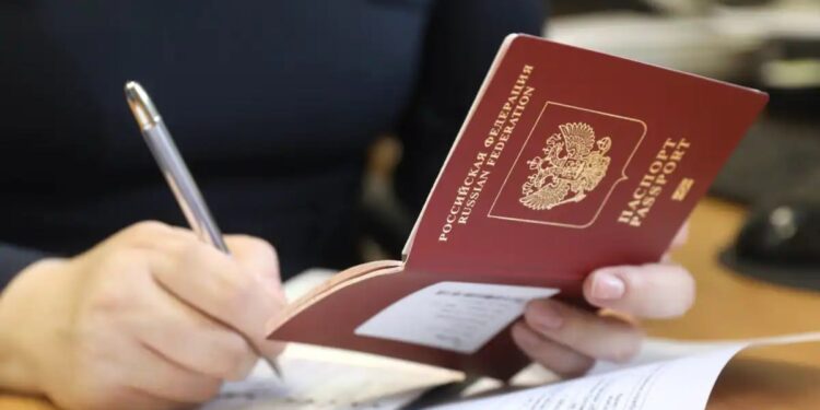 В России обсуждают возможность выдавать  российские паспорта за границей