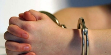 Задержание женщины и мужчины по подозрению в мошенничестве