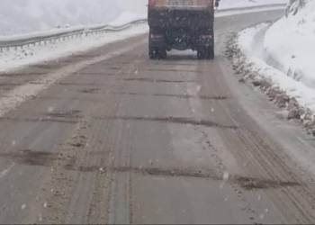 На трассе Душанбе-Чанок начался снегопад