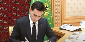 Президент Туркменистана подписал Указ «О помиловании в честь священной Gadyr gijesi осуждённых лиц»