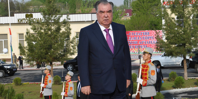 Эмомали Рахмон в Бободжон Гафуровском районе открыл площадь Государственного флага