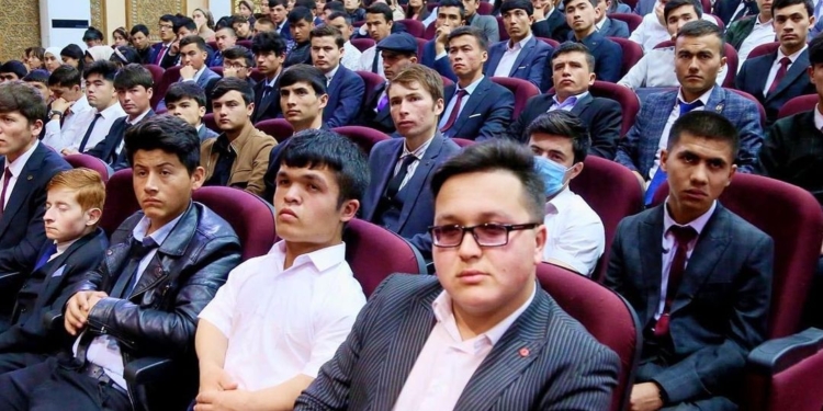 300 студентов Согдийской области получили единовременную помощь