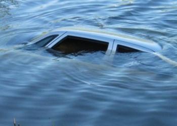 Гибель водителя в результате падения автомобиля в водосточный канал