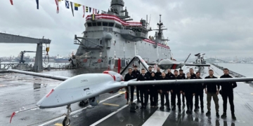 Турция ввела в строй первый в мире авианосец для ударных беспилотников