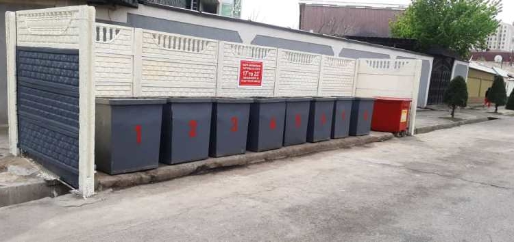 В Душанбе обновляют пункты сбора отходов
