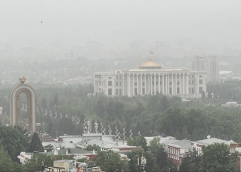 В Таджикистане из-за пыльных бурь рекомендуют воздержаться от частых прогулок