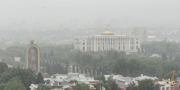 В Таджикистане из-за пыльных бурь рекомендуют воздержаться от частых прогулок