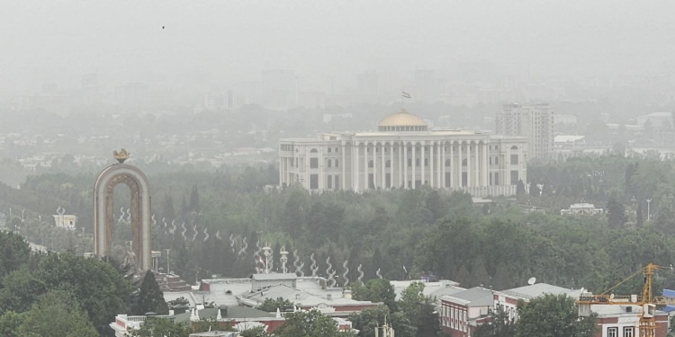 В Таджикистане из-за пыльных бурь рекомендуют воздержаться от частых прогулок