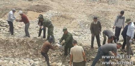 Жители Куляба приняли участие в хашаре по расчистке берегов саев и других водоёмов
