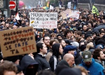 Более двух миллионов французов протестовали против пенсионной реформы