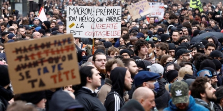 Более двух миллионов французов протестовали против пенсионной реформы