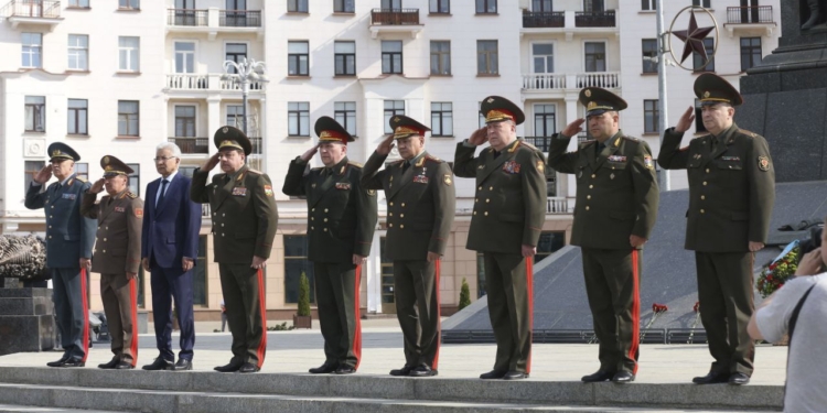 Главы делегаций Совета министров обороны ОДКБ в Минске возложили цветы к вечному огню