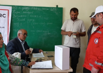 Общество Красного Полумесяца Таджикистана, выделила по 3,6 сомони пострадавшим от землетрясения в Горной Матче