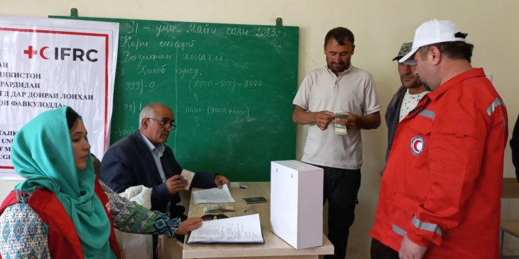 Общество Красного Полумесяца Таджикистана, выделила по 3,6 сомони пострадавшим от землетрясения в Горной Матче
