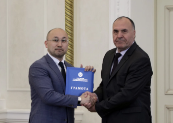 Постоянный полномочный представитель Таджикистана Махмадшариф Хакдод награжден Грамотой Исполкома СНГ
