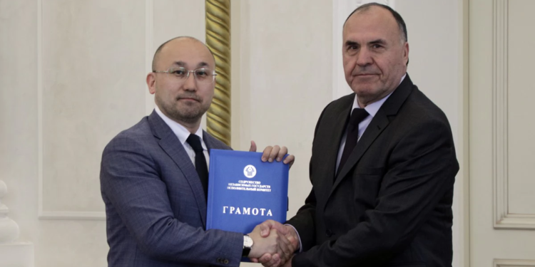 Постоянный полномочный представитель Таджикистана Махмадшариф Хакдод награжден Грамотой Исполкома СНГ