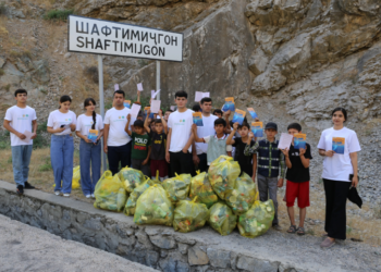 В Варзобском районе провели акцию «Чистота берега»