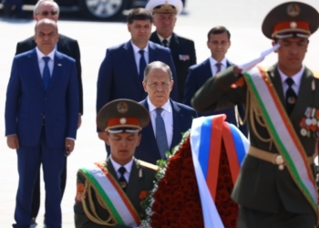 Сергей Лавров возложил венок к подножию памятника Исмоили Сомони