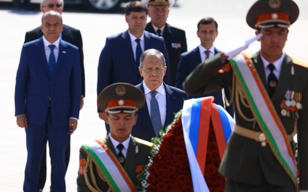 Сергей Лавров возложил венок к подножию памятника Исмоили Сомони