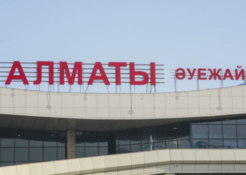 В аэропорту Алматы установили баннеры с примерными ценами на такси