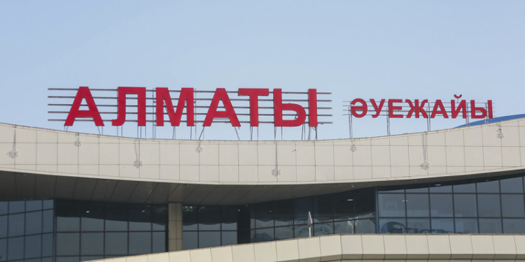 В аэропорту Алматы установили баннеры с примерными ценами на такси